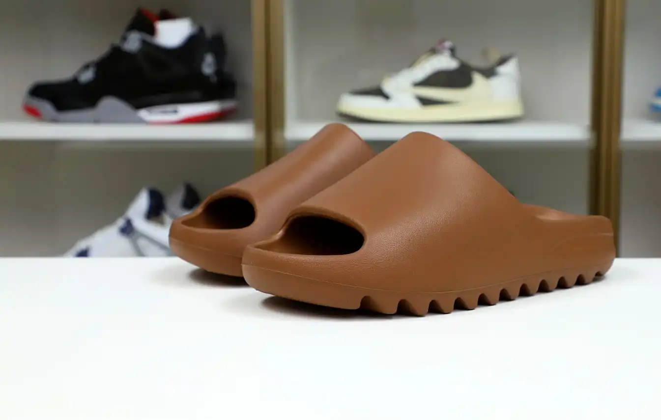 hype Yeezy Slide 