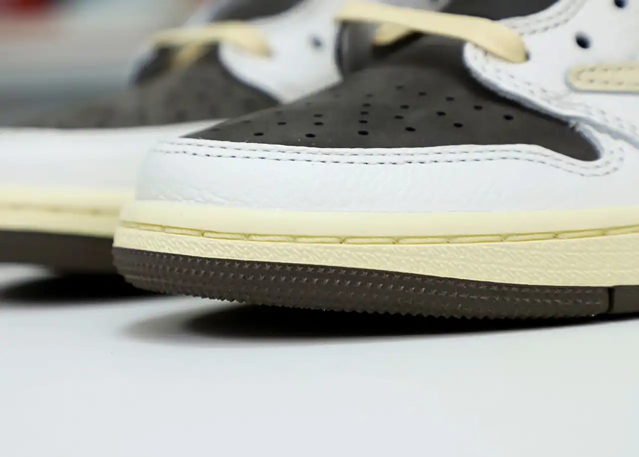 TRAVIS SCOTT X AIR JORDAN 1 LOW OG REVERSE MOCHA