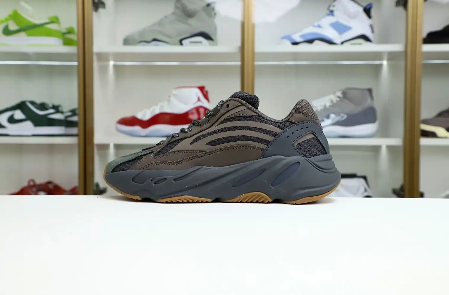 hype Yeezy boost 700 V2 