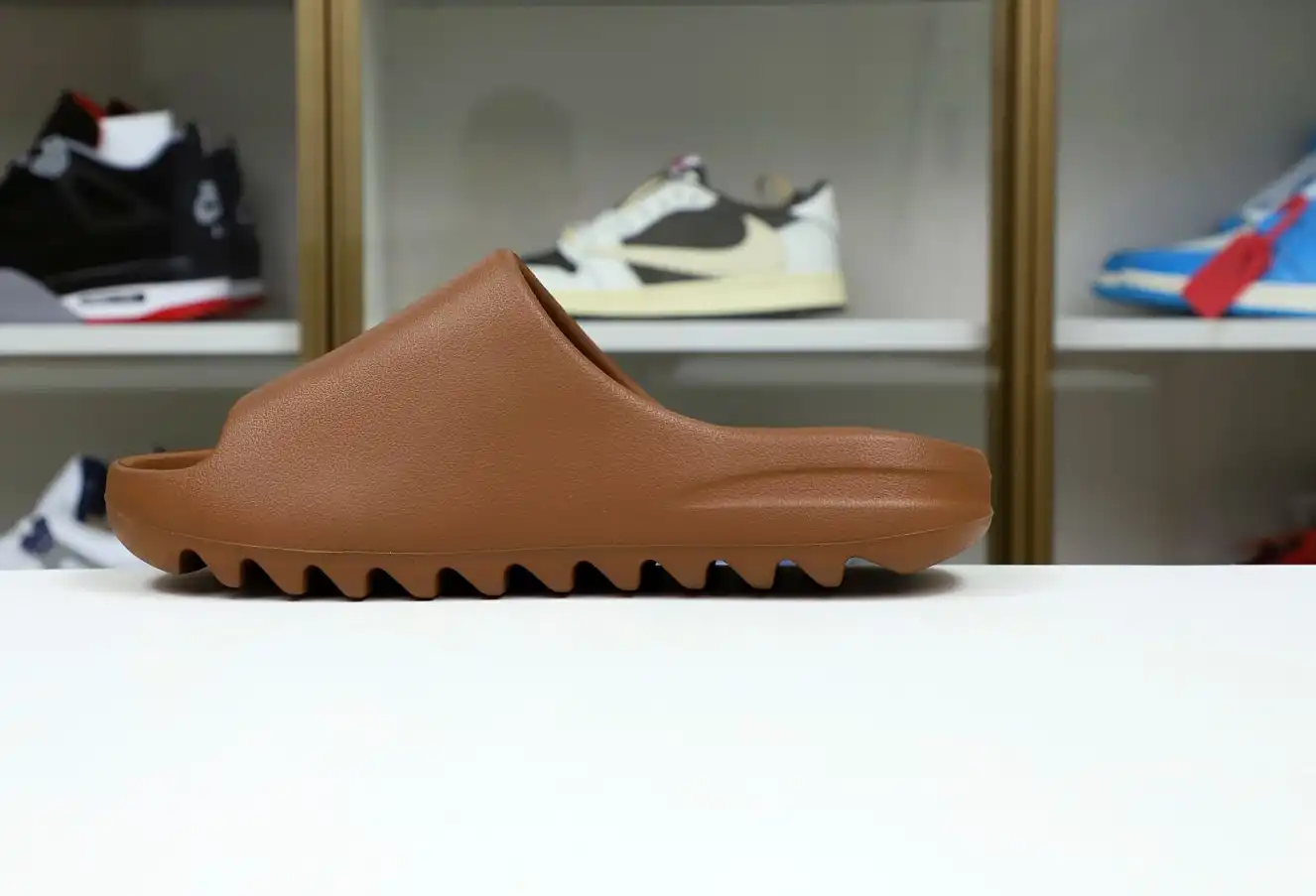 hype Yeezy Slide 