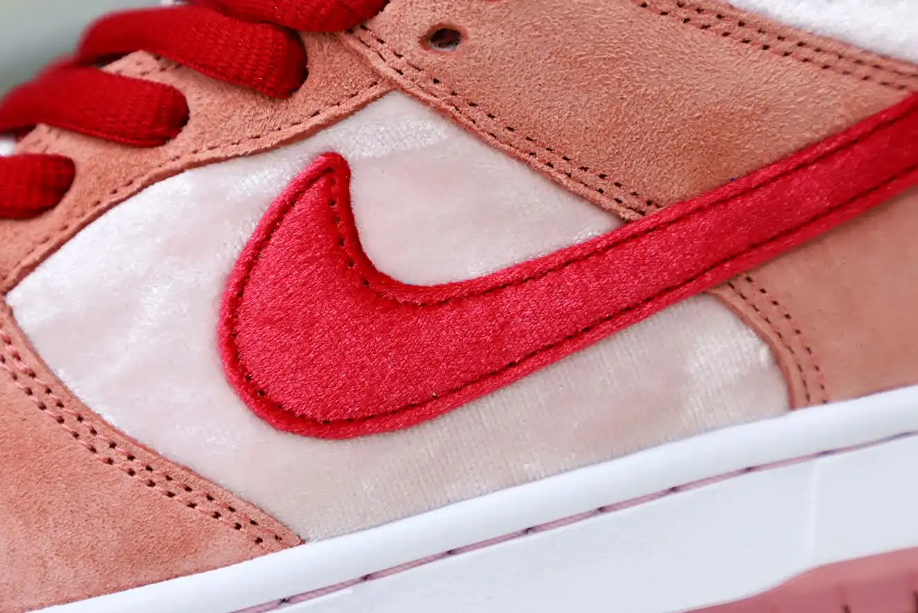 hype STRANGELOVE X DUNK LOW SB 'VALENTINE'S DAY'