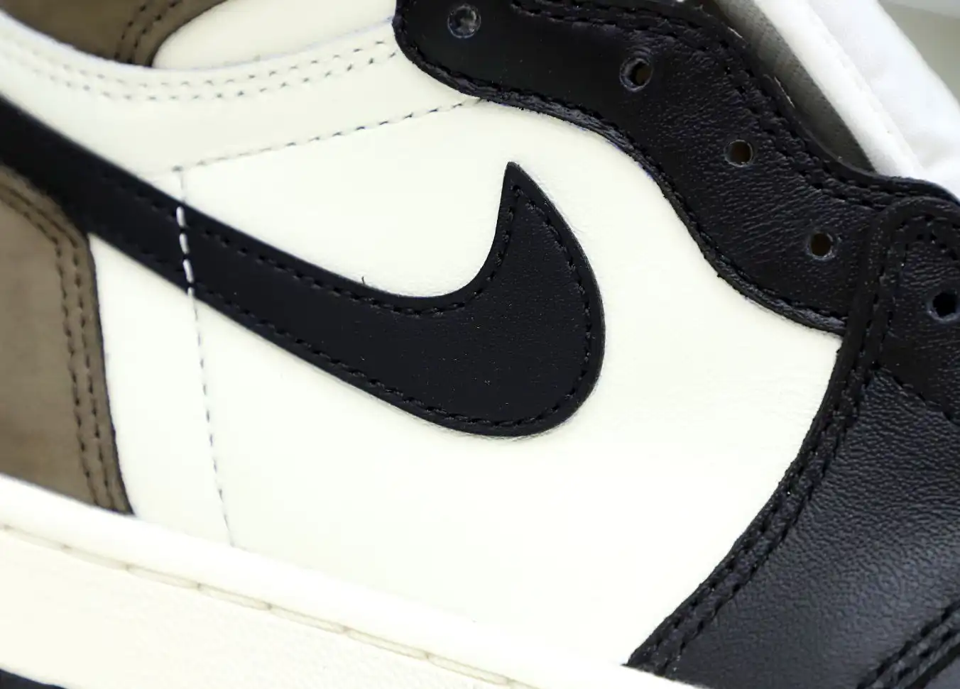 AIR JORDAN 1 RETRO HIGH OG 'DARK MOCHA'