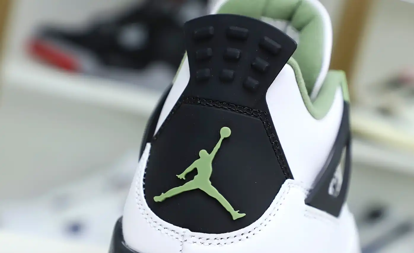 AIR JORDAN 4 