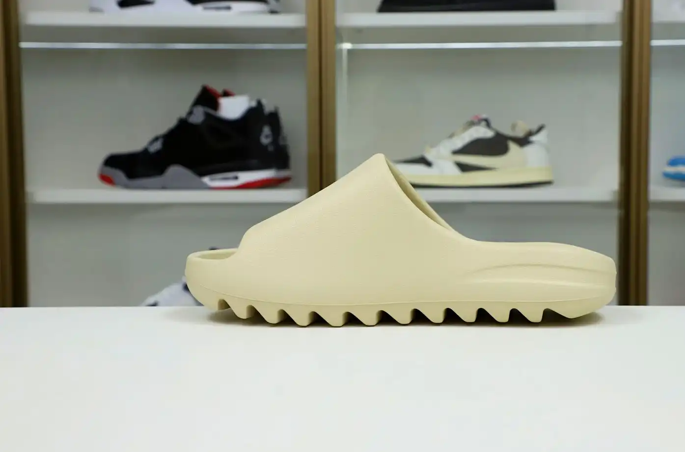 hype Yeezy Slide 