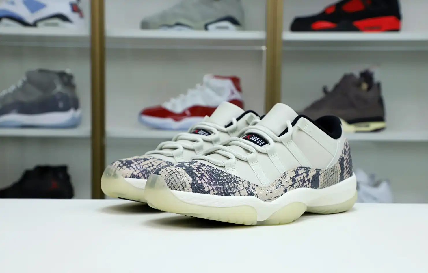 AIR JORDAN 11 LOW SNAKESKIN LIGHT BONE