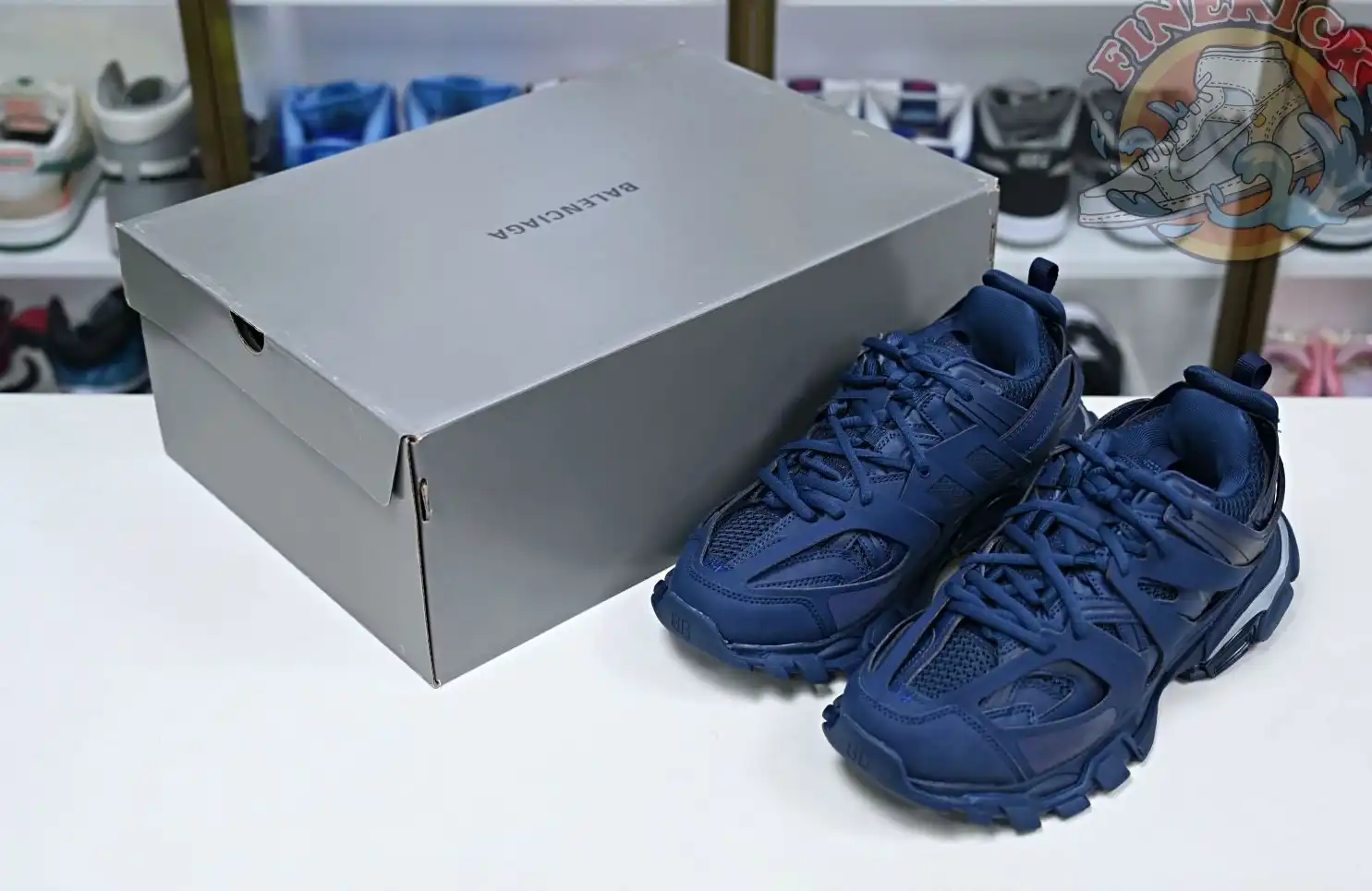 hype Balenciaga is available in all sizes. You cannot place an order on the website. You can contact customer service to purchase.BLGA  Track（LED）