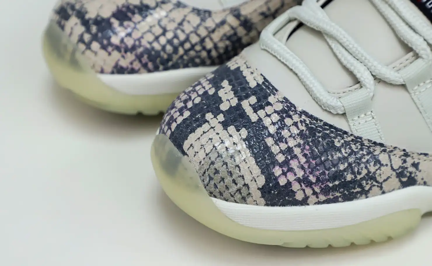 AIR JORDAN 11 LOW SNAKESKIN LIGHT BONE