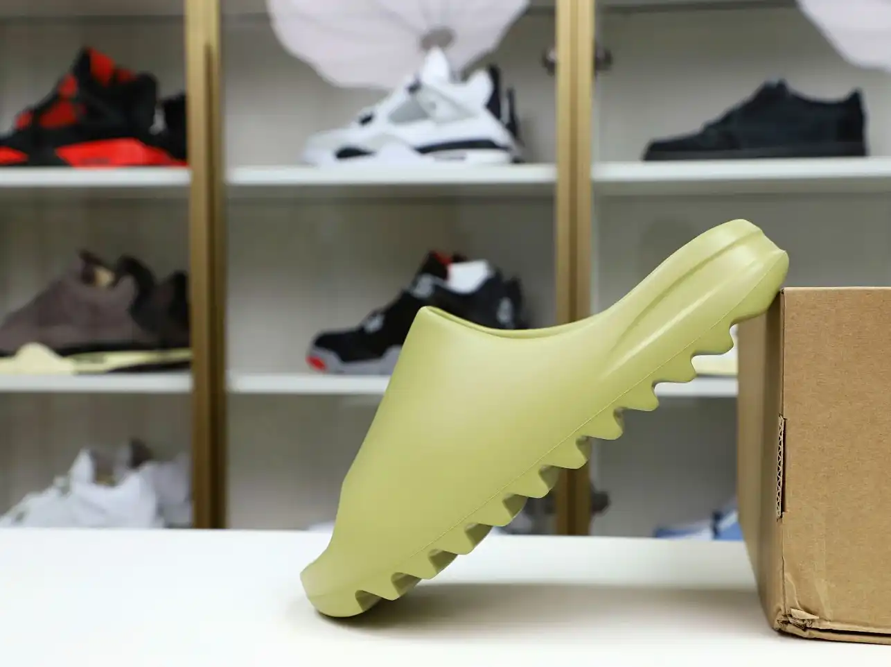 hype Yeezy Slide 