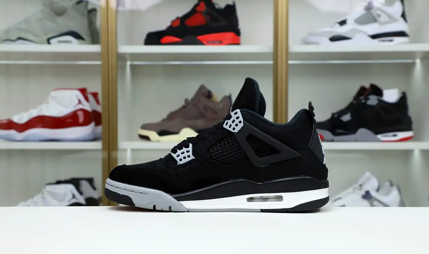 AIR JORDAN 4 