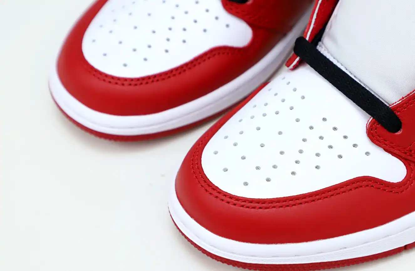 AIR JORDAN 1 RETRO HIGH OG 'CHICAGO' 2015