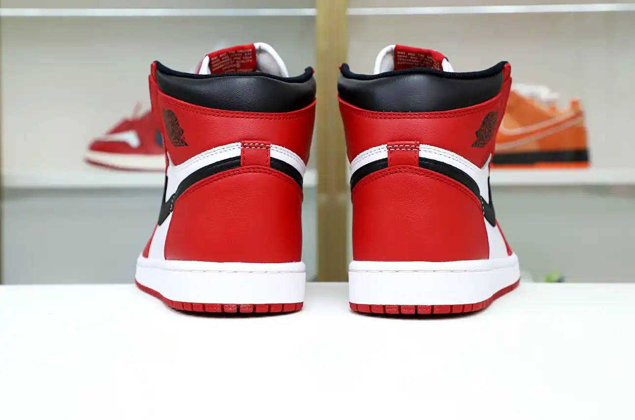 AIR JORDAN 1 RETRO HIGH OG 'CHICAGO' 2015