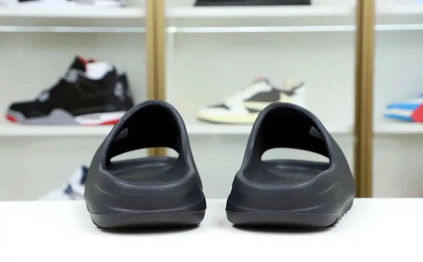 hype YEEZY SLIDE ONYX