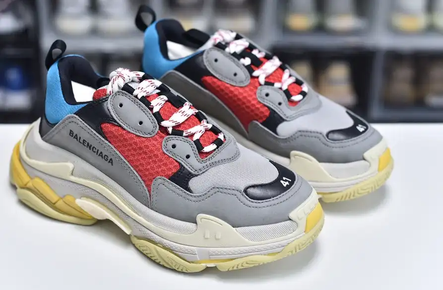 hype Balenciaga is available in all sizes. You cannot place an order on the website. You can contact customer service to purchase.BLGA Triple S