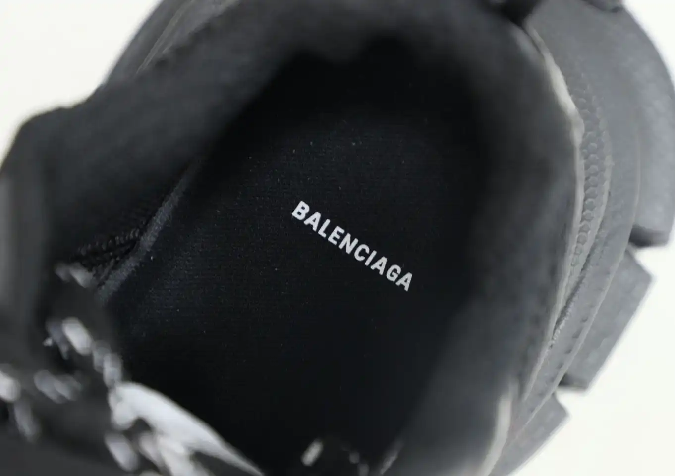 hype Balenciaga is available in all sizes. You cannot place an order on the website. You can contact customer service to purchase.BLGA 3XL