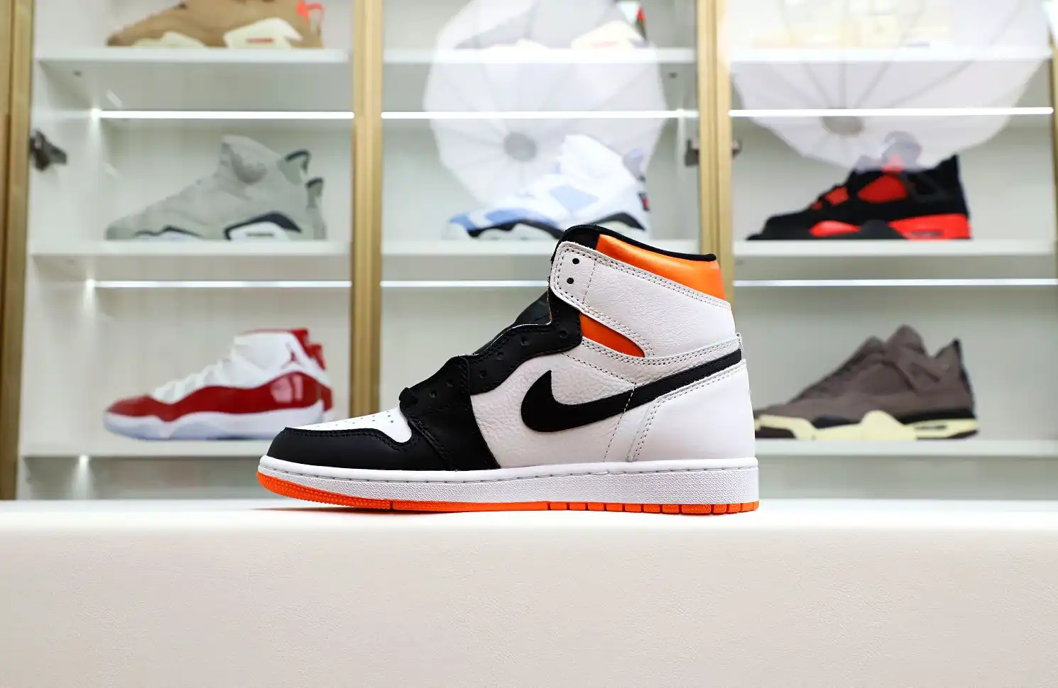 Air Jordan 1 Retro High OG Electro Orange'
