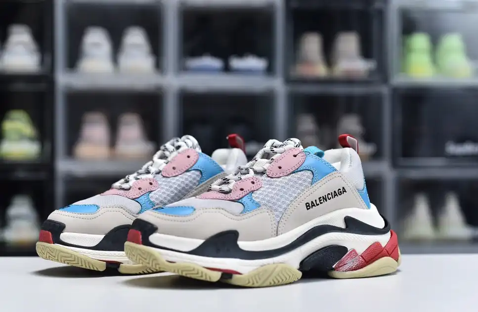 hype Balenciaga is available in all sizes. You cannot place an order on the website. You can contact customer service to purchase.BLGA Triple S