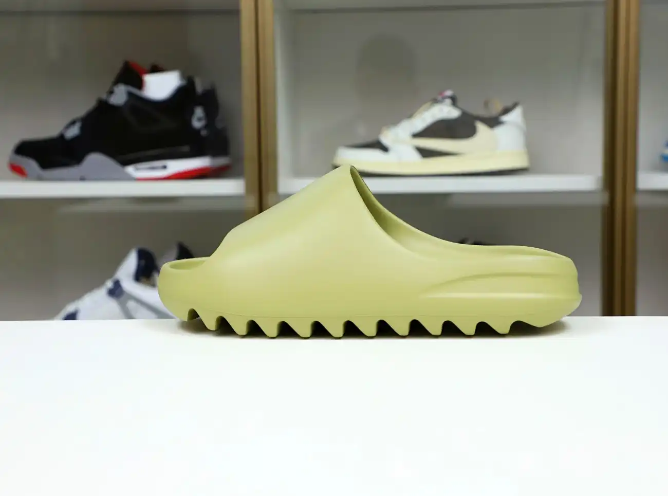 hype Yeezy Slide 