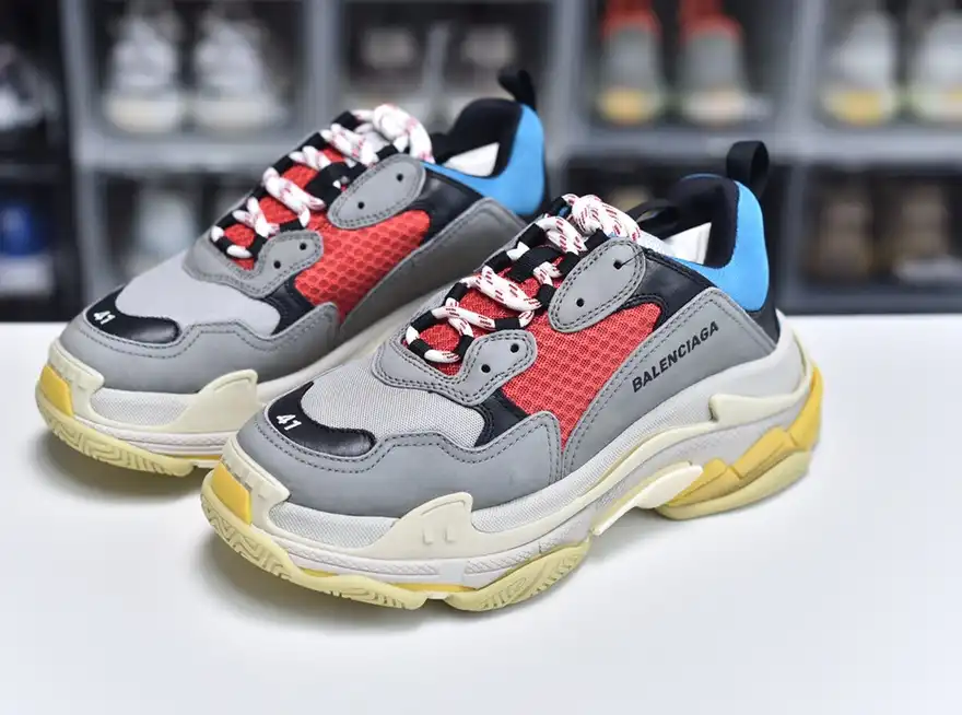 hype Balenciaga is available in all sizes. You cannot place an order on the website. You can contact customer service to purchase.BLGA Triple S