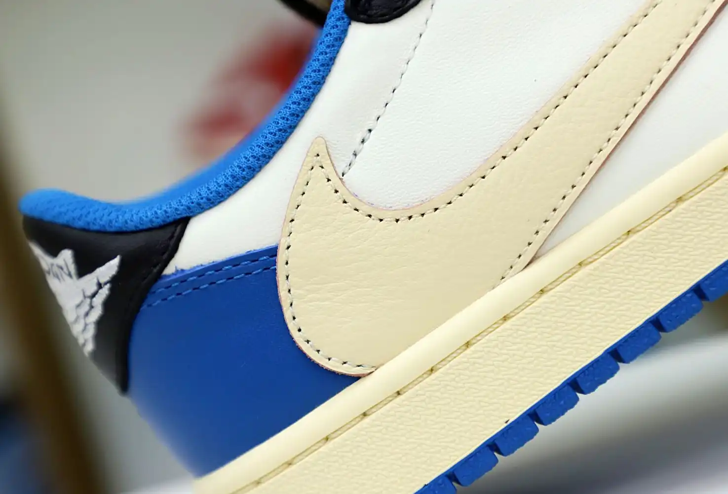 FRAGMENT DESIGN X TRAVIS SCOTT X AIR JORDAN 1 LOW