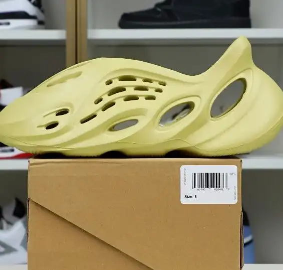 hype Yeezy Foam Runner "Sulfur"