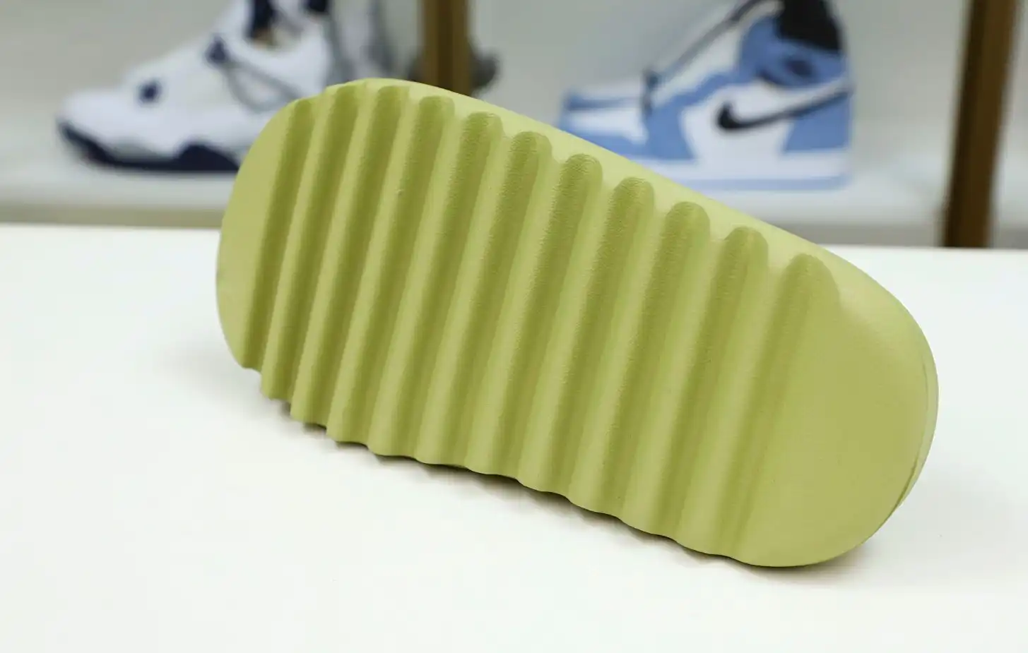 hype Yeezy Slide 