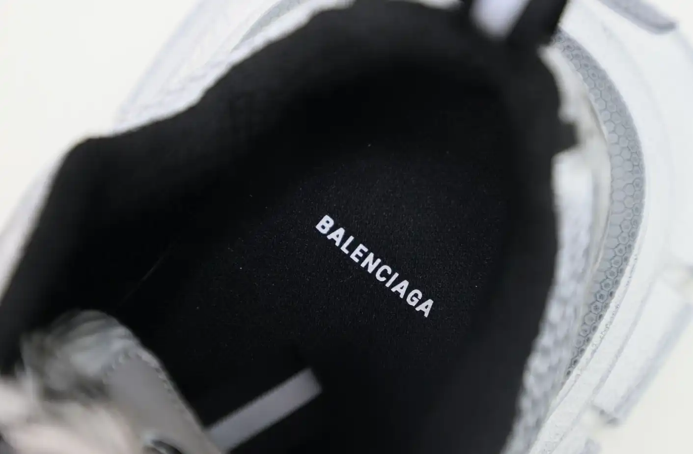 hype Balenciaga is available in all sizes. You cannot place an order on the website. You can contact customer service to purchase.BLGA 3XL