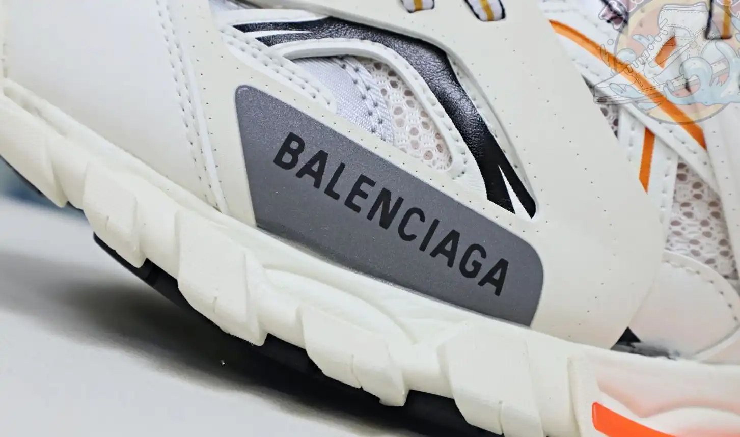 hype Balenciaga is available in all sizes. You cannot place an order on the website. You can contact customer service to purchase.BLGA