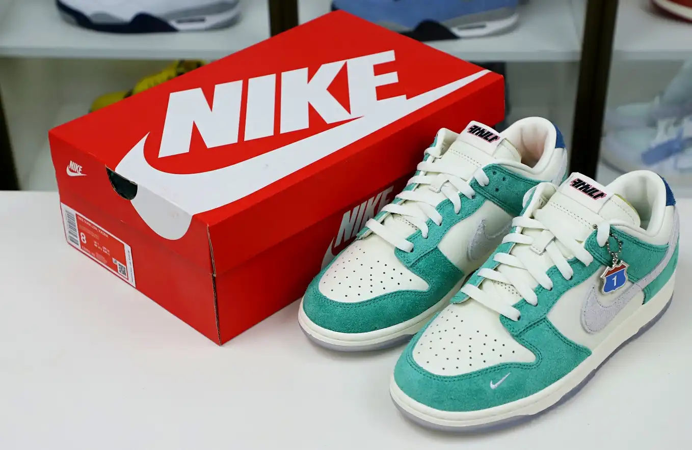 hype KASINA X DUNK LOW 'ROAD SIGN'