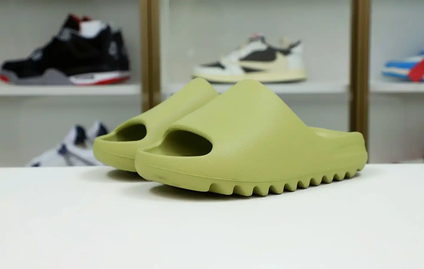 hype Yeezy Slide 