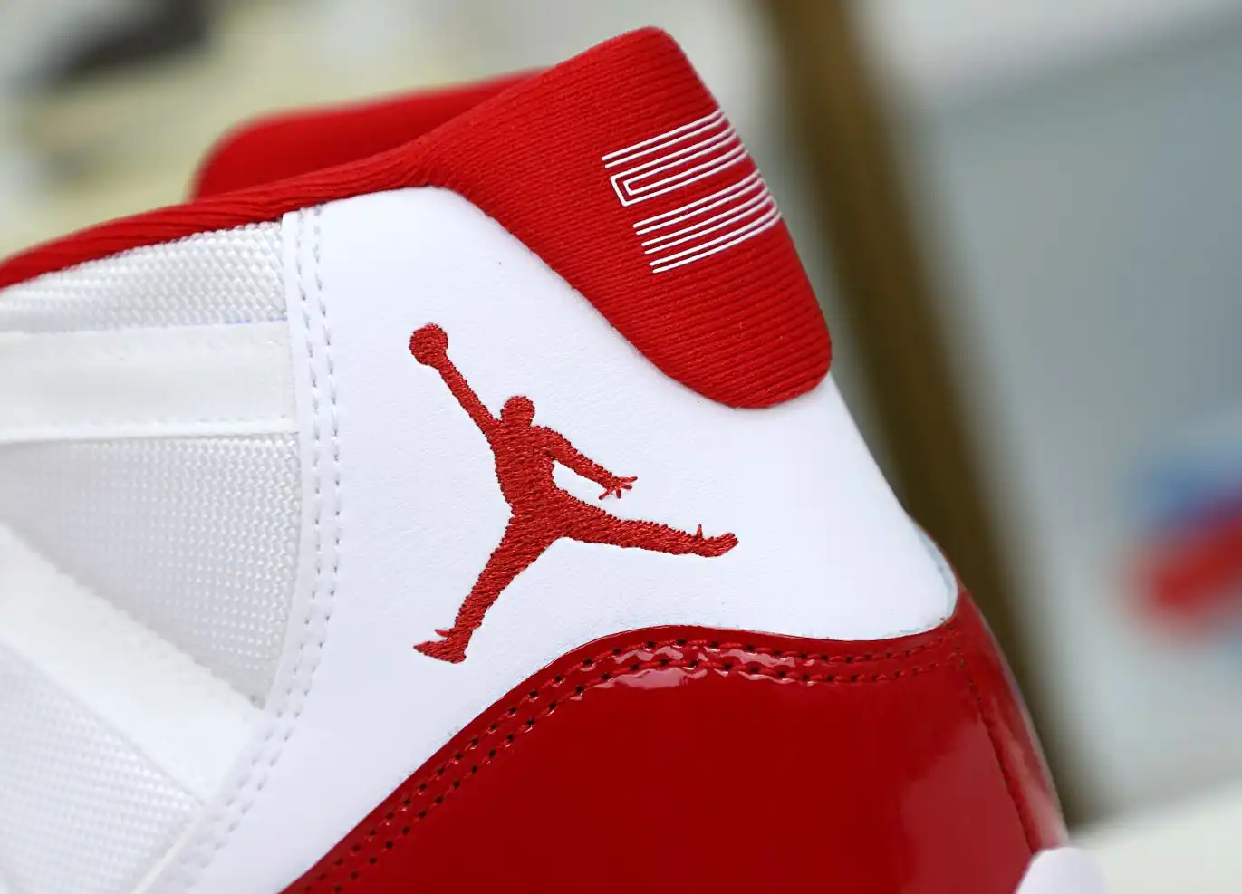 AIR JORDAN 11 