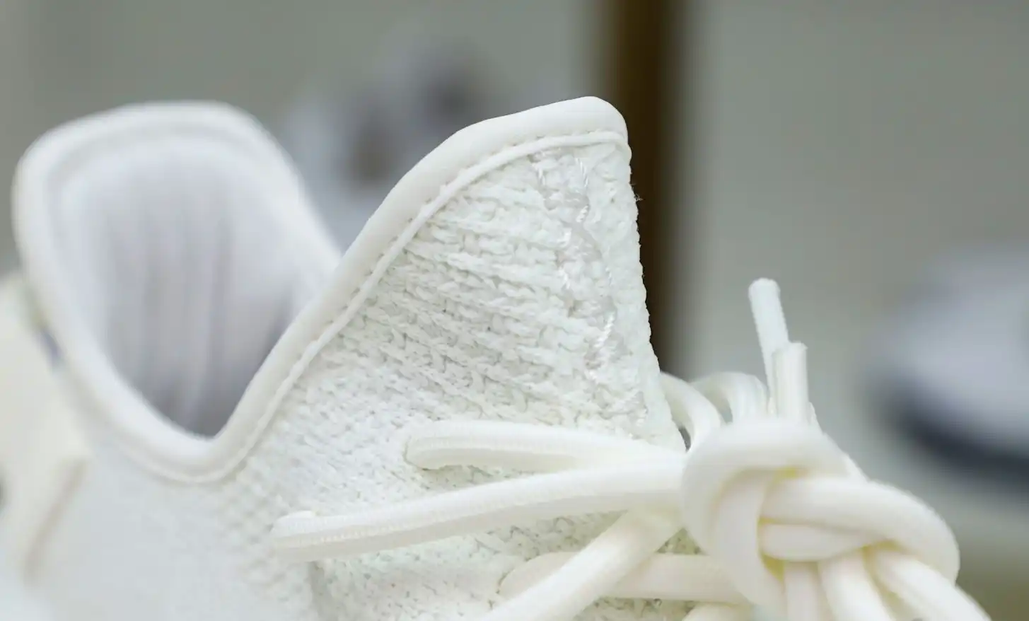 hype YEEZY BOOST 350 V2 'CREAM WHITE   TRIPLE WHITE'