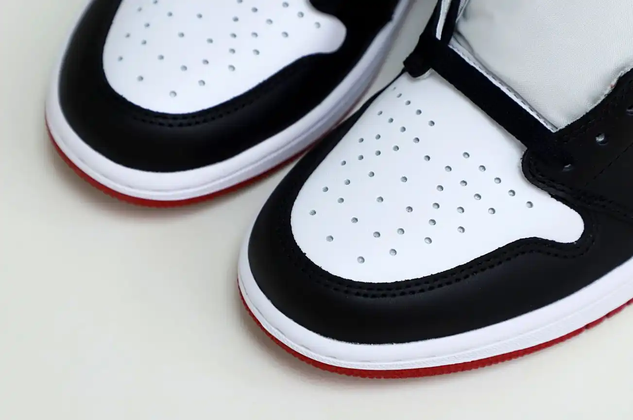Air Jordan 1 Retro Black Toe (2016)