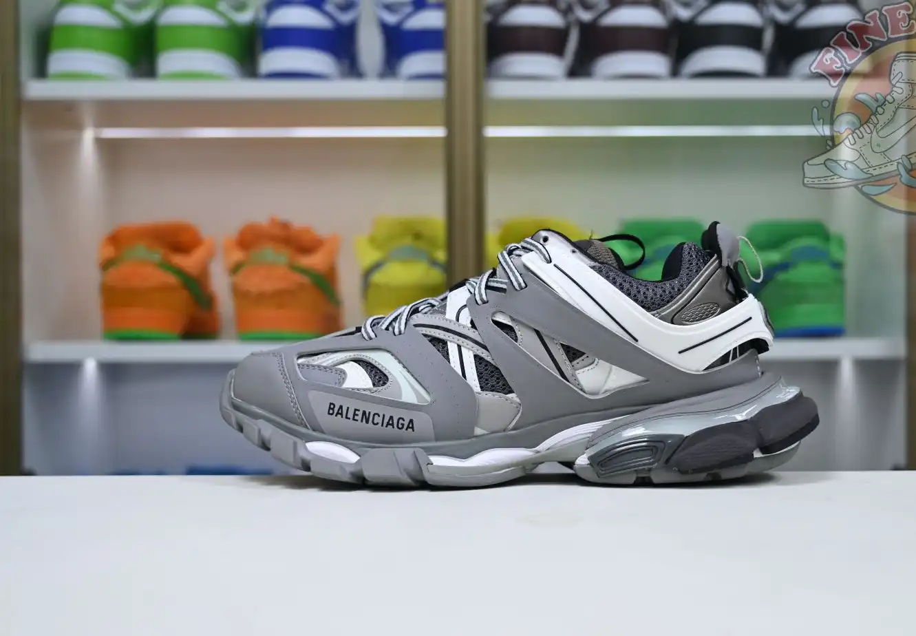 hype Balenciaga is available in all sizes. You cannot place an order on the website. You can contact customer service to purchase.BLGA  Track（LED）