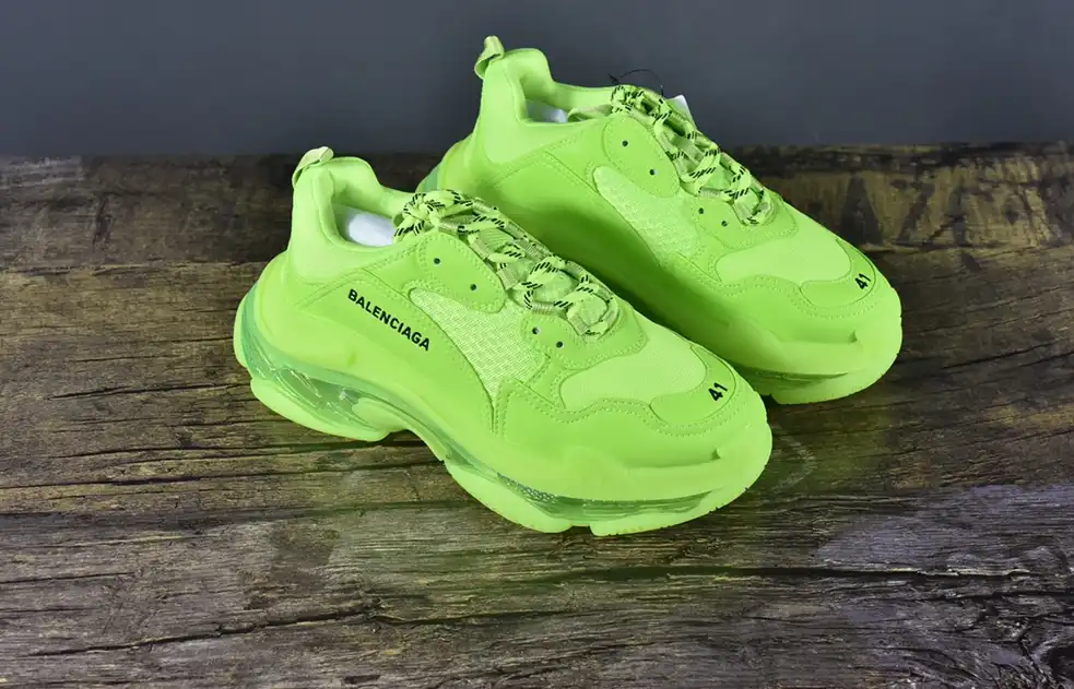 hype Balenciaga is available in all sizes. You cannot place an order on the website. You can contact customer service to purchase.BLGA Triple S