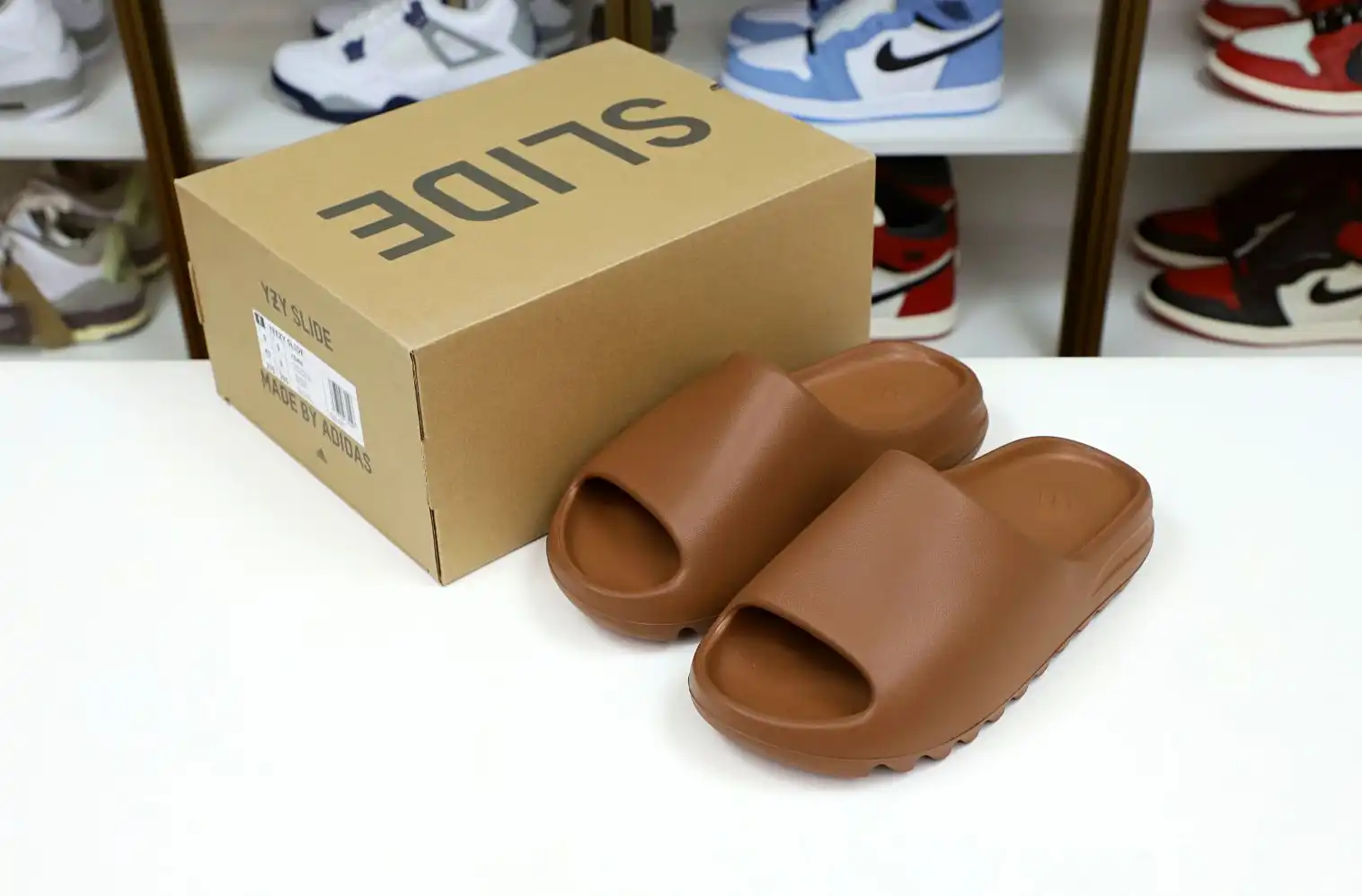 hype Yeezy Slide 