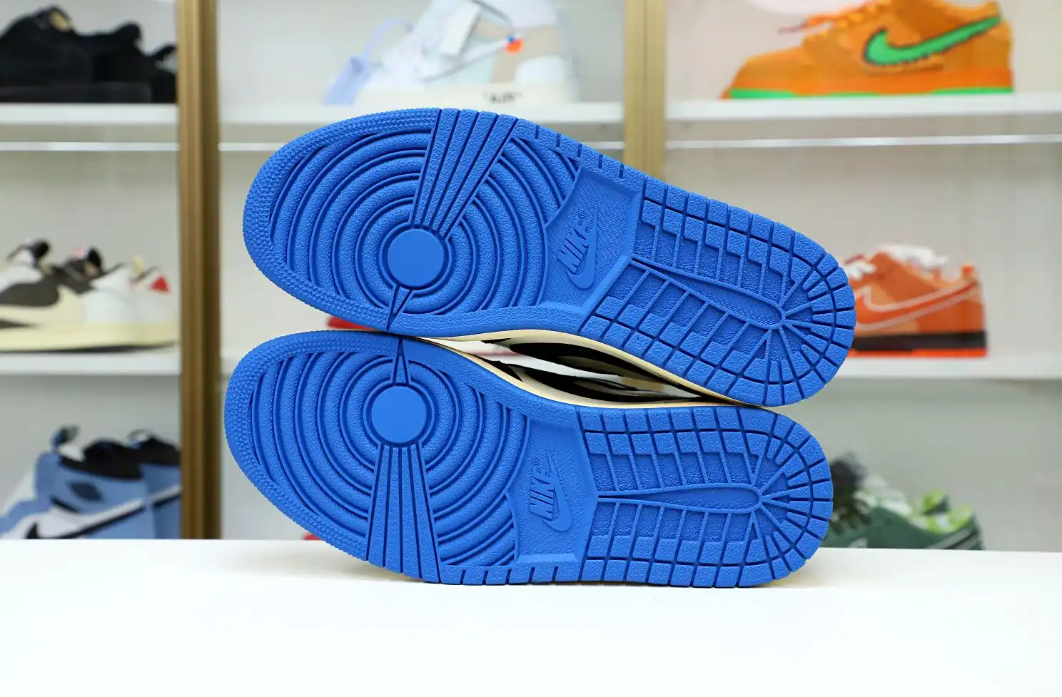 FRAGMENT DESIGN X TRAVIS SCOTT X AIR JORDAN 1 LOW