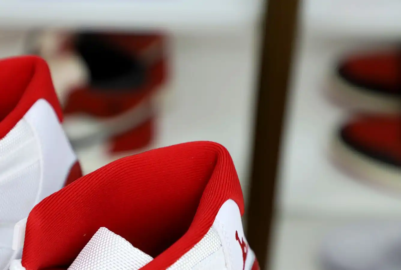 AIR JORDAN 11 