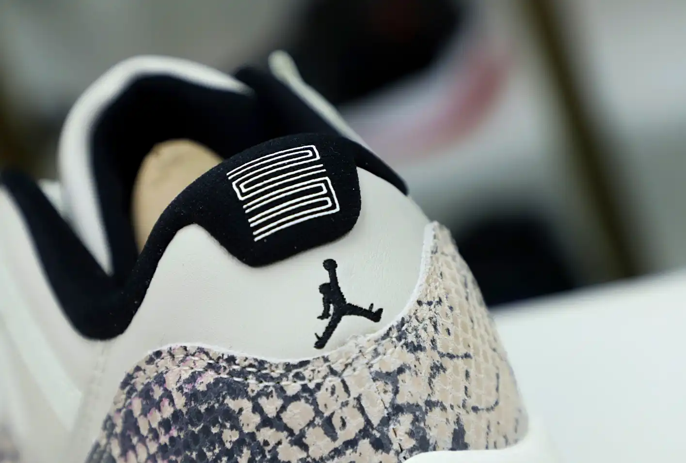 AIR JORDAN 11 LOW SNAKESKIN LIGHT BONE
