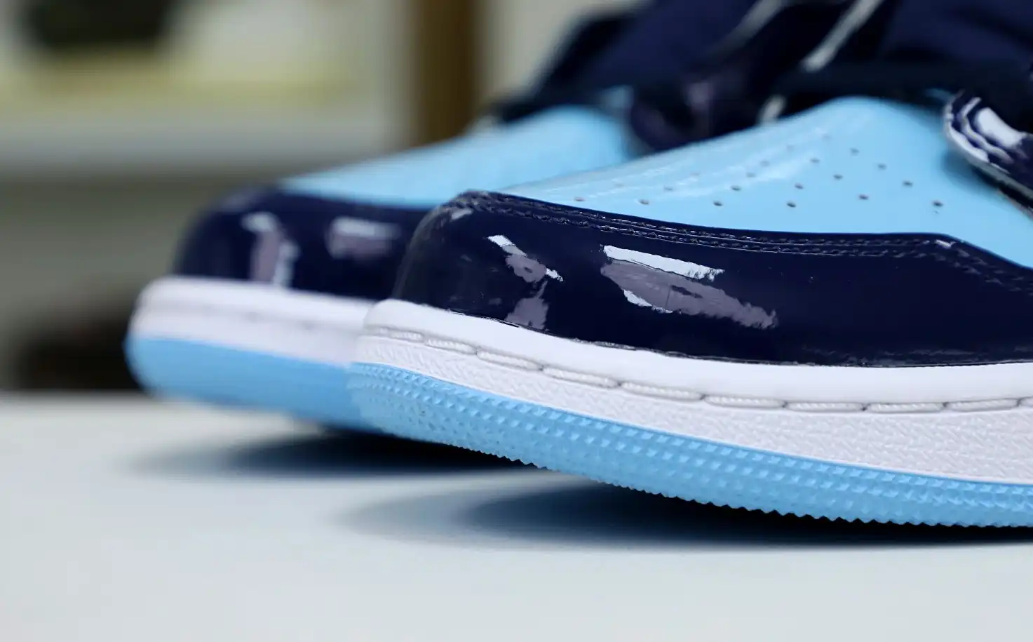 WMNS AIR JORDAN 1 RETRO HIGH OG 'BLUE CHILL'