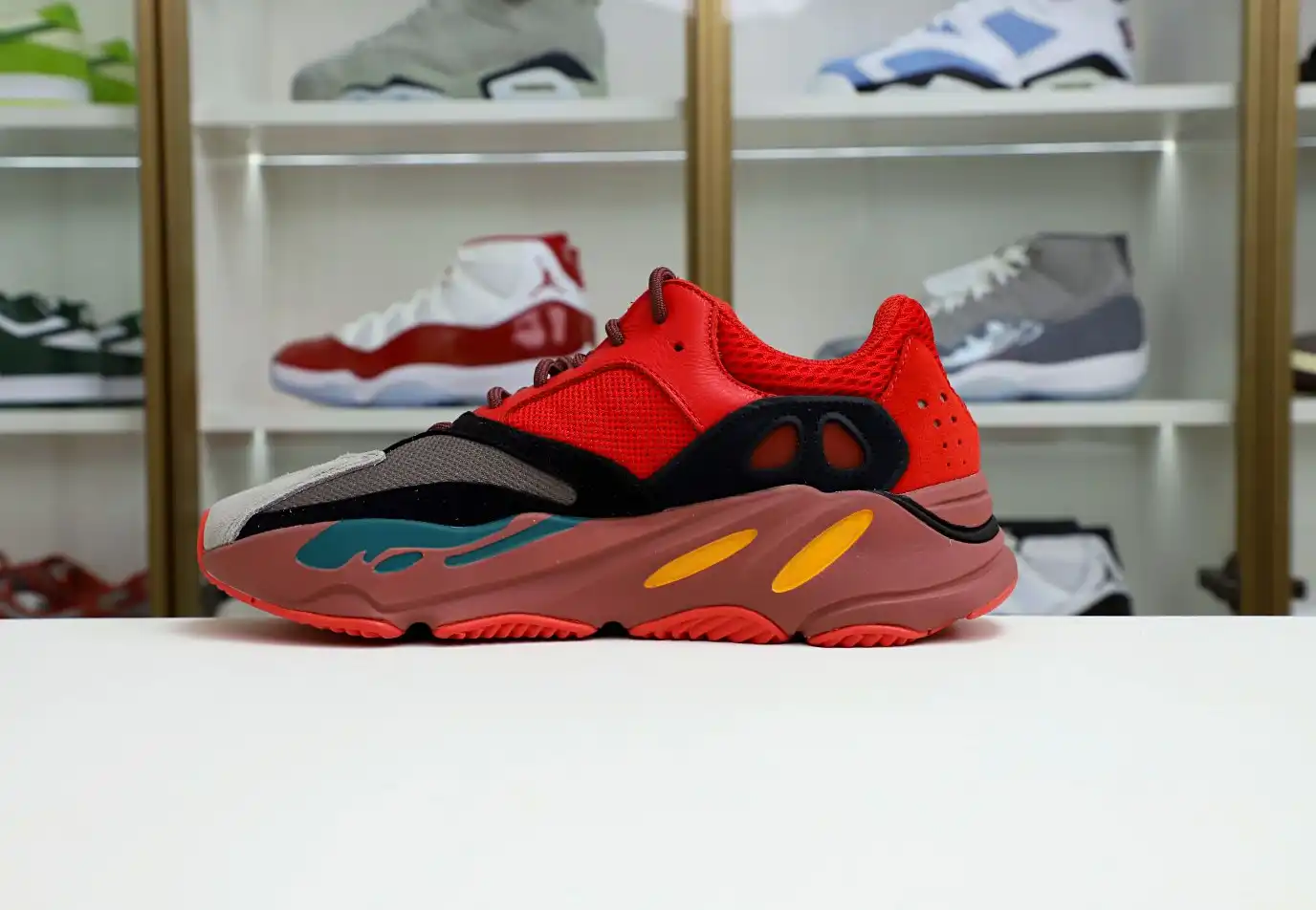 hype YEEZY BOOST 700 HI-RES RED HQ6979