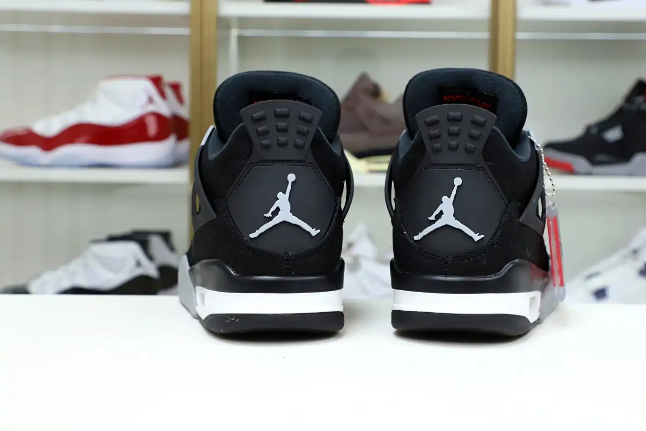 AIR JORDAN 4 