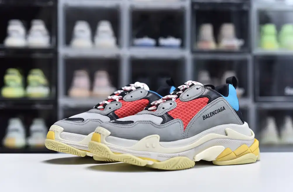 hype Balenciaga is available in all sizes. You cannot place an order on the website. You can contact customer service to purchase.BLGA Triple S