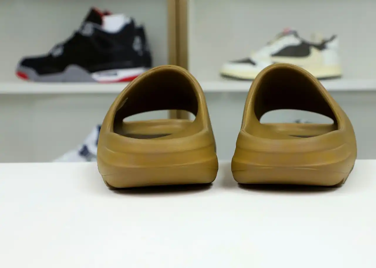 hype YEEZY SLIDES GW1931