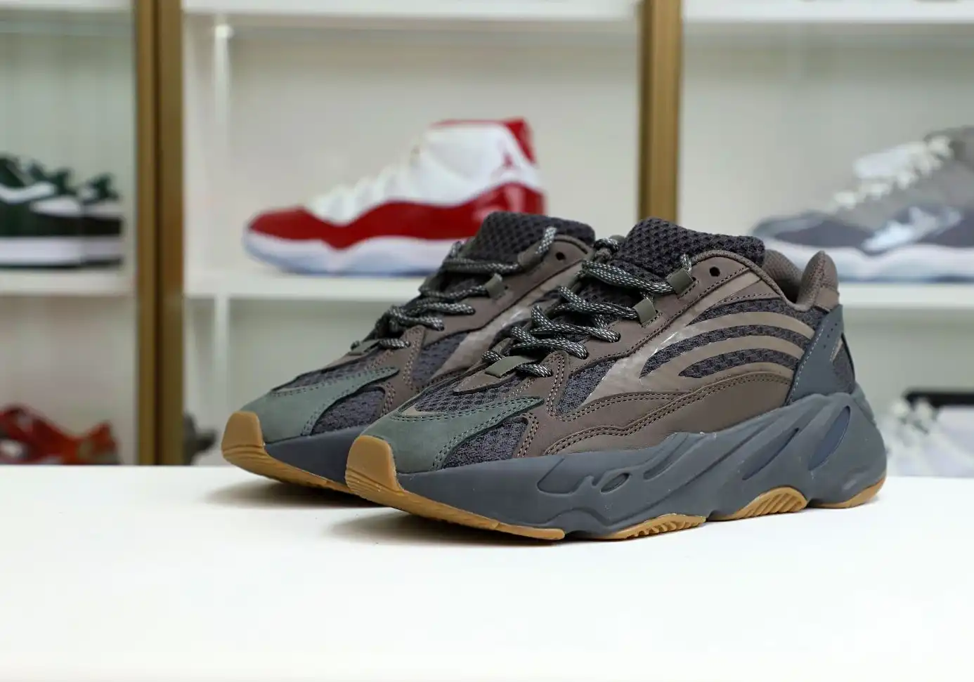 hype Yeezy boost 700 V2 