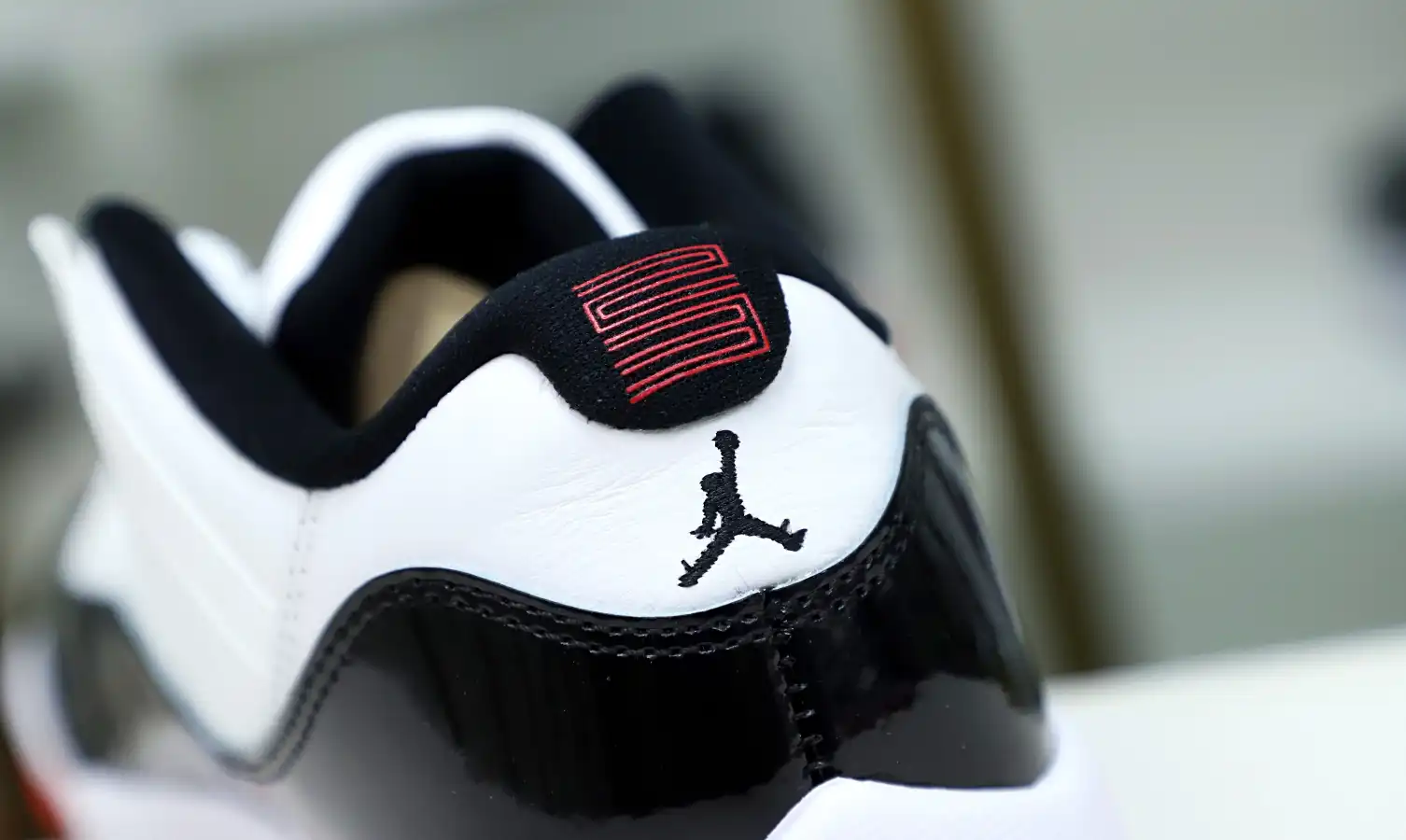AIR JORDAN 11 LOW WHITE BRED