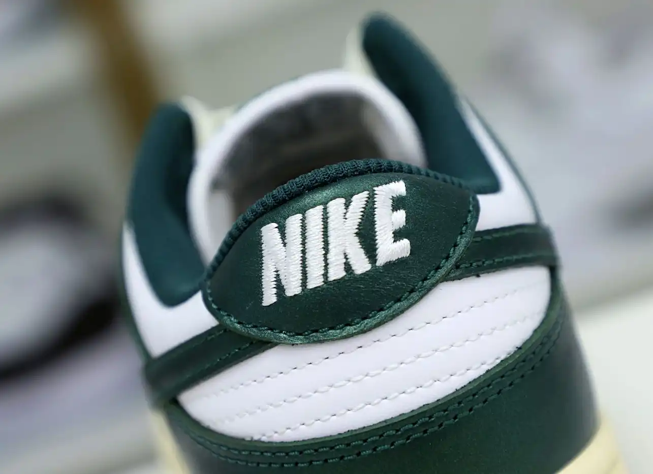 hype NIKE WMNS DUNK LOW 'VINTAGE GREEN'