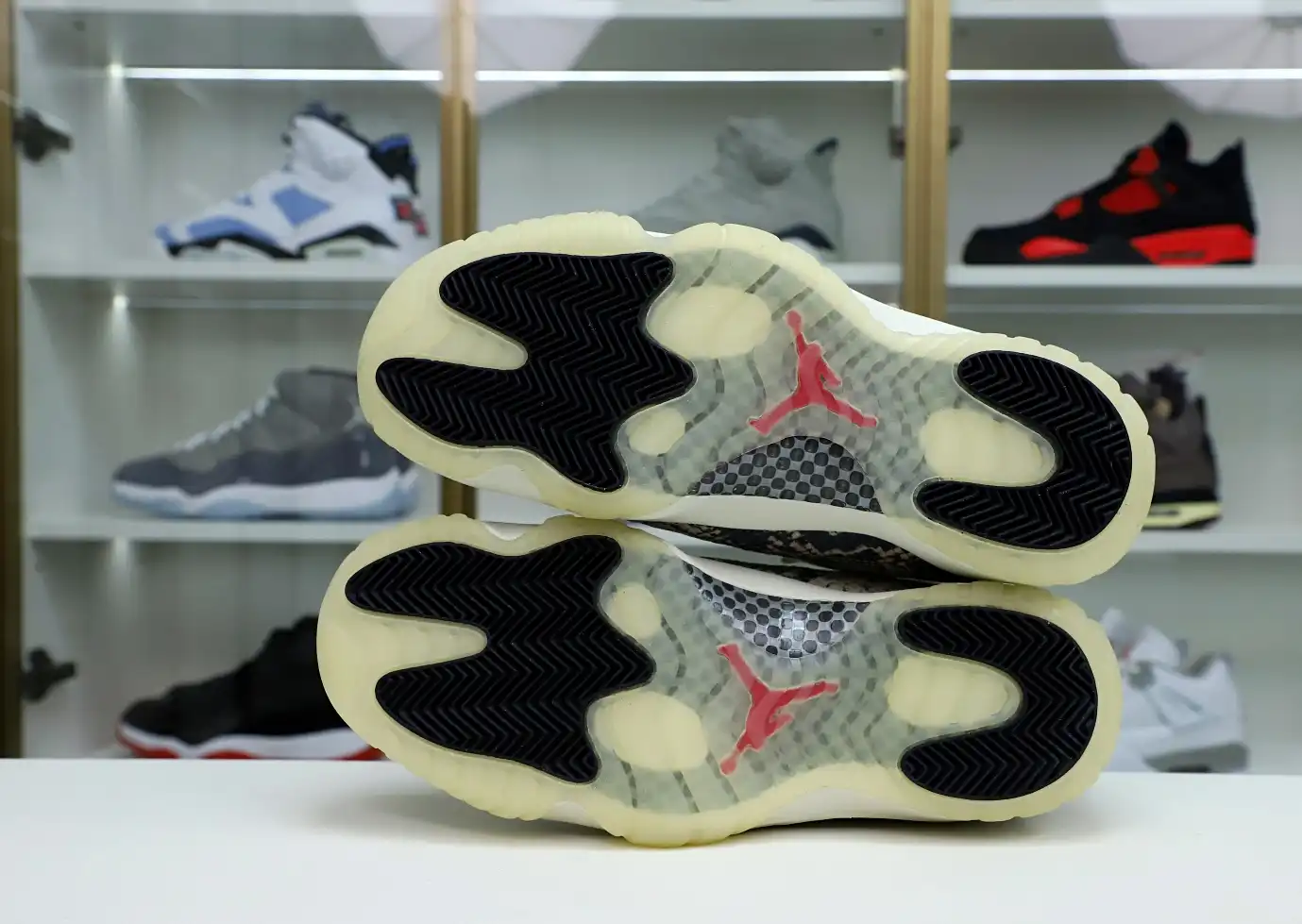 AIR JORDAN 11 LOW SNAKESKIN LIGHT BONE