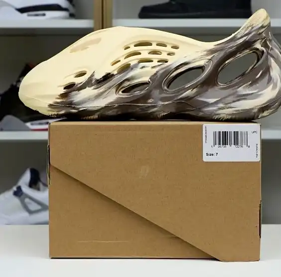 hype YEEZY FOAM RUNNER 'MX CREAM CLAY'