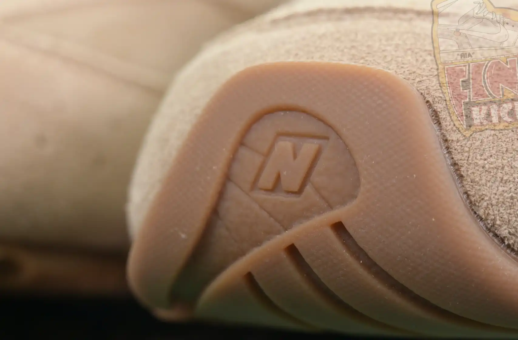 hype New Balance x MIU MIU NB 530SL