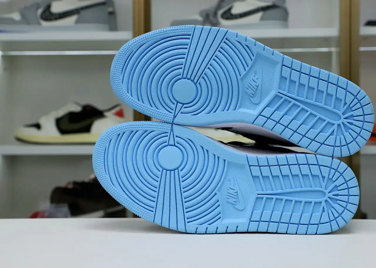 WMNS AIR JORDAN 1 RETRO HIGH OG 'BLUE CHILL'